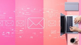 Koncept e-mailu s osobou pracující s notebookem