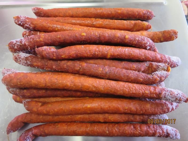 DSPA Enapo, Tišnov: Klobásky - výrobek zapáchal po kažení. Povrch výrobku byl svraštělý, oslizlý a lepkavý. Výrobek měl neznámé datum použitelnosti.