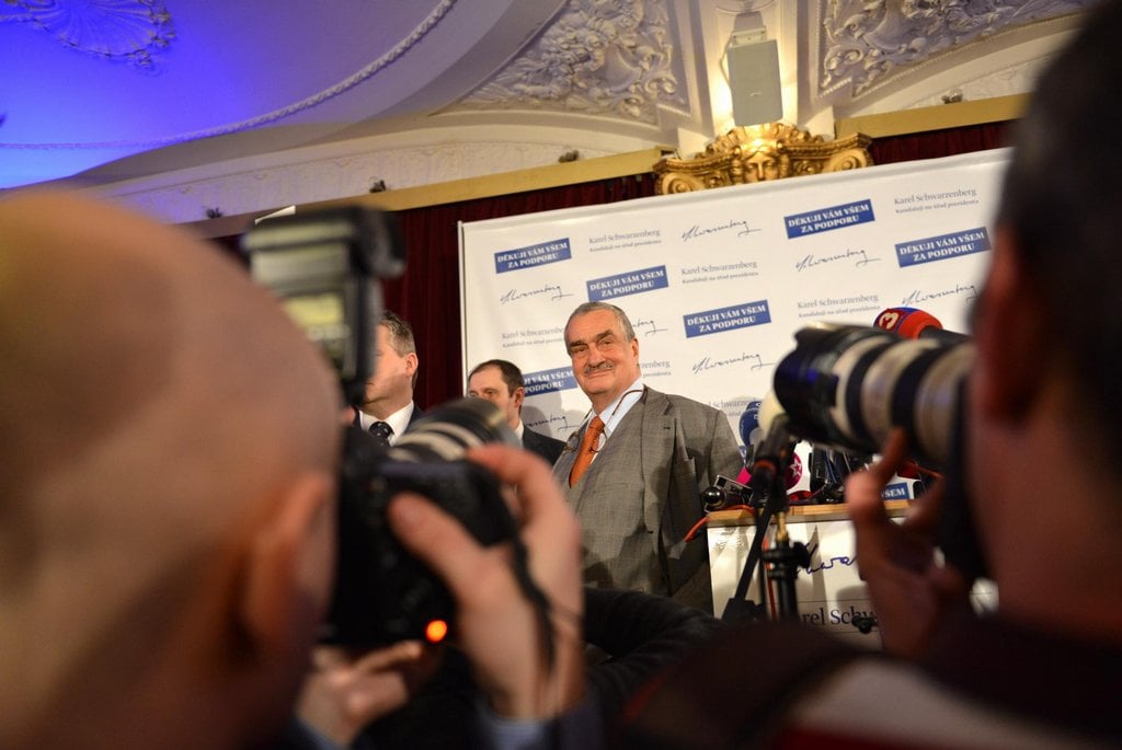 2010-07-schwarzenberg-se-s-klacky-pod-nohy-od-zemana-vypoc599c3a