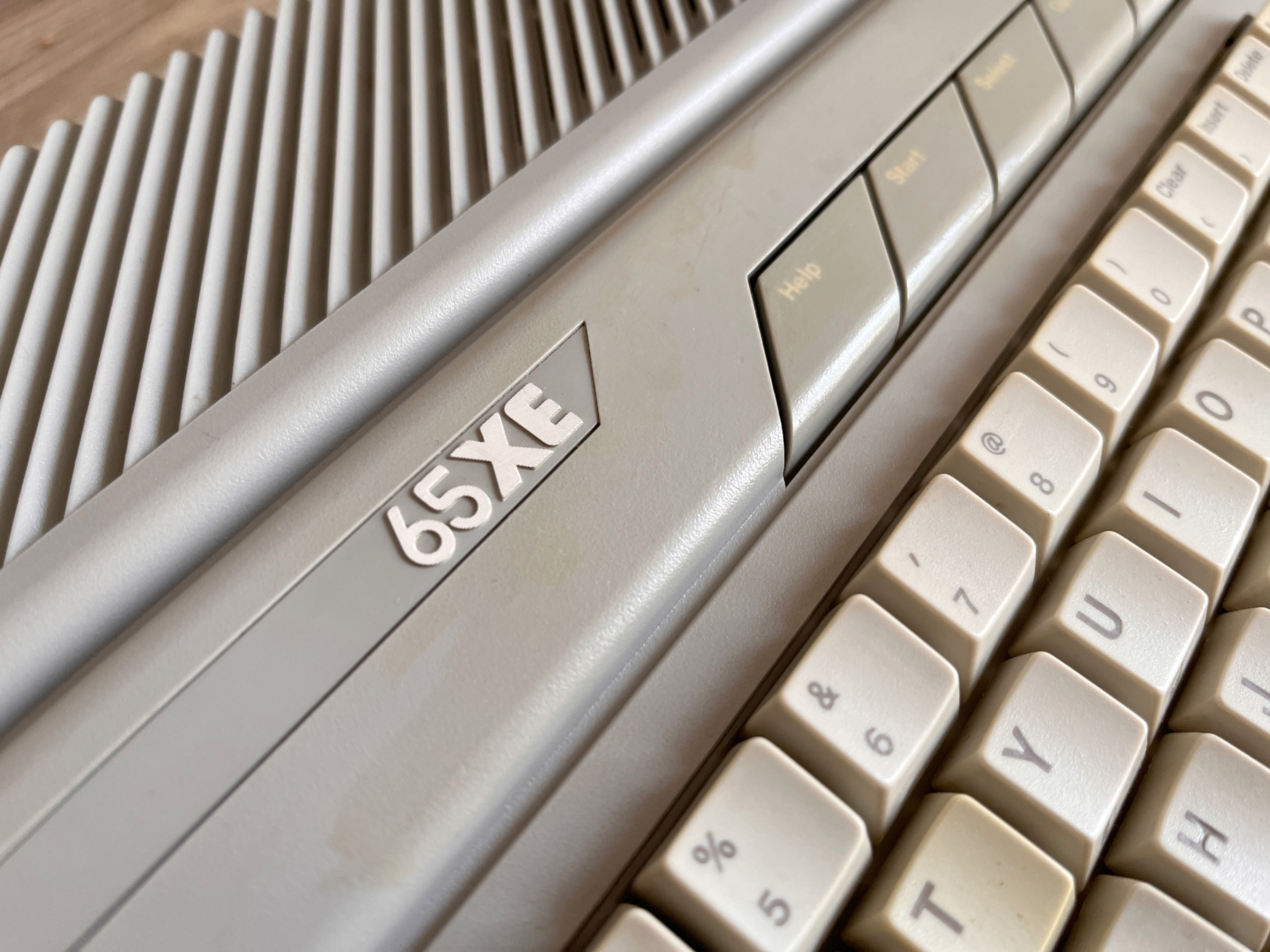 Doručený Atari 65XE.