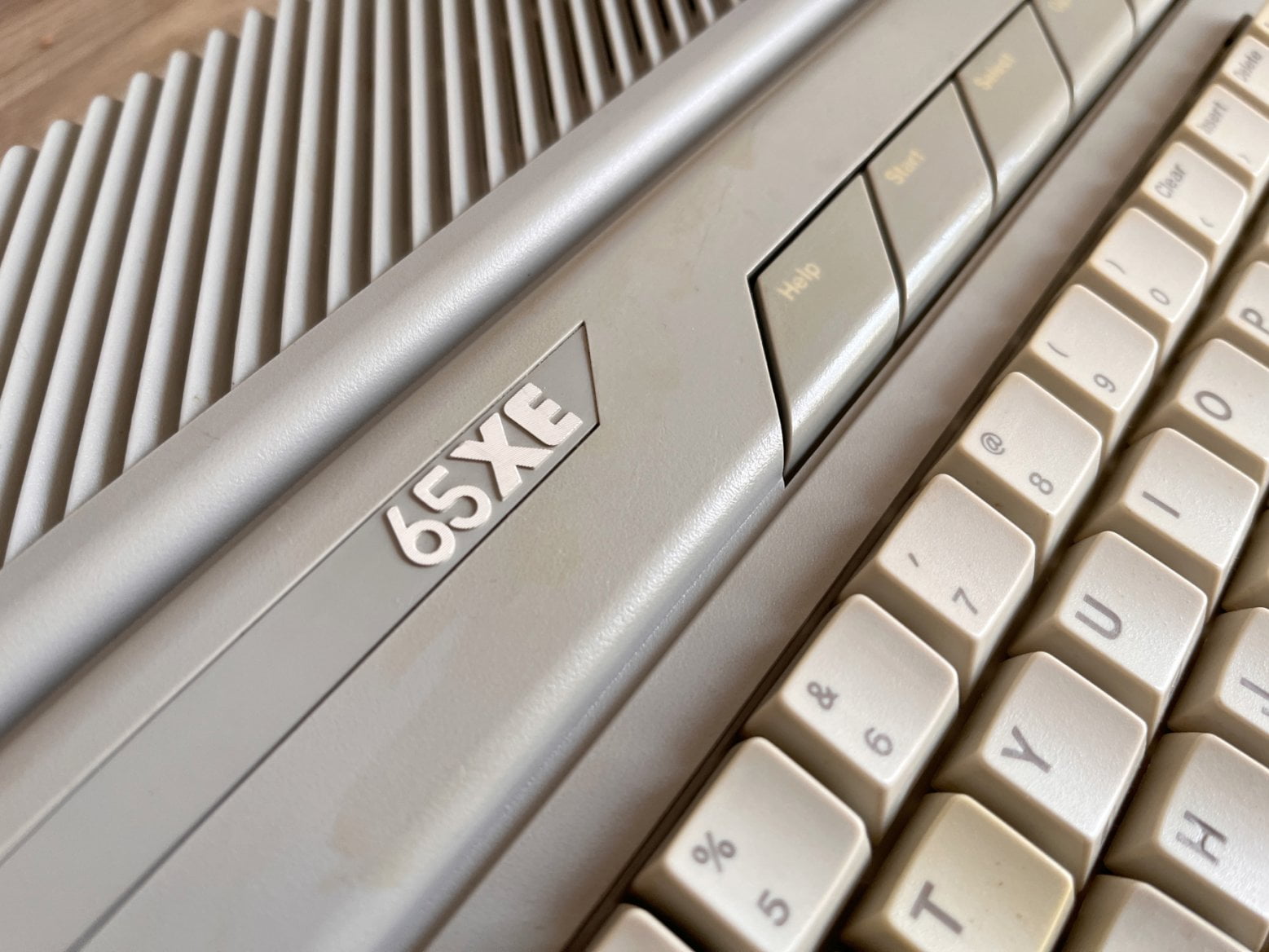 Doručený Atari 65XE.