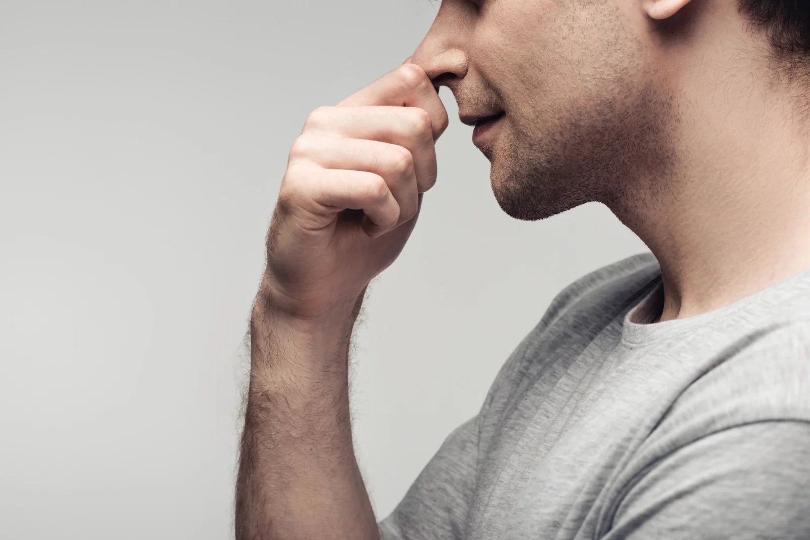 Možná trochu překvapivou příčinou strupů v nose bývá alergie. Ta vyvolává pocit svědění, což často vede ke škrábání a následnému porušení integrity tkání. Vedle strupu se pak může utvořit i zánět nebo krvácení.