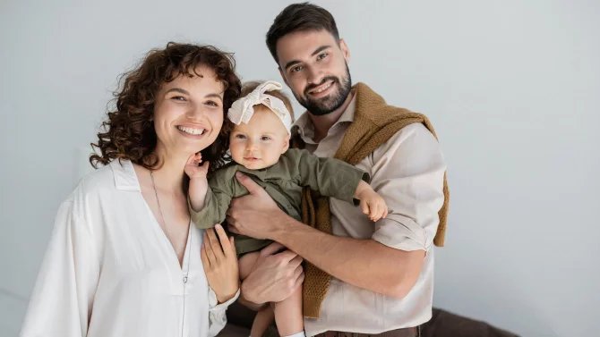 Česko čelí rekordně nízké porodnosti. Jak na ni odpoví politici?