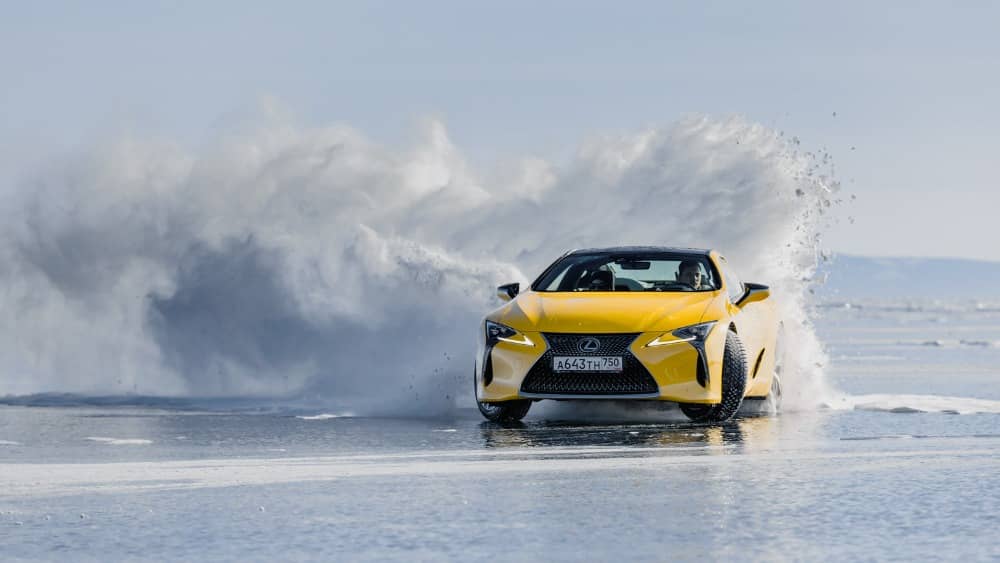 Lexus poslal svá auta driftovat po zamrzlém jezeře Bajkal