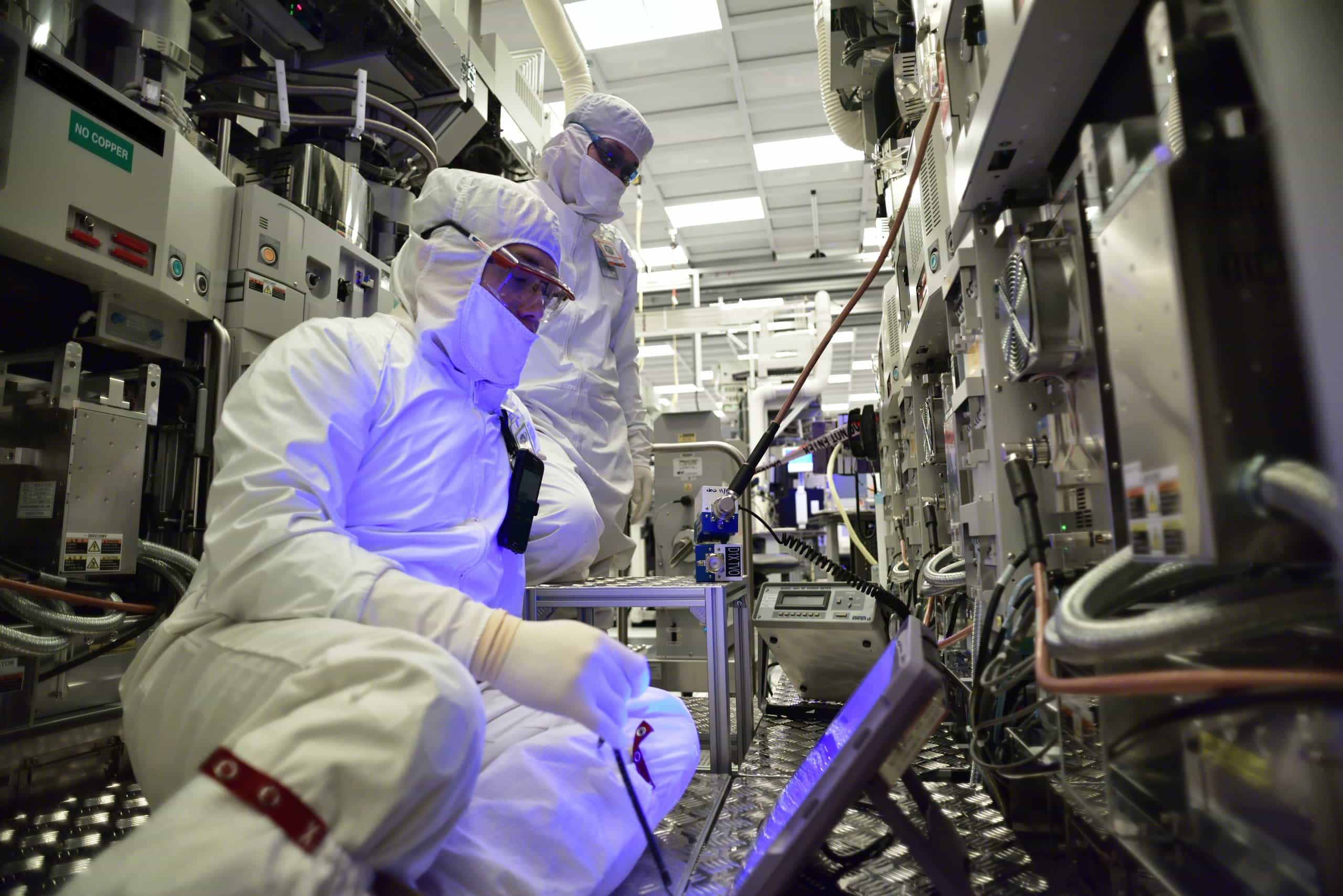 Provoz a práce v cleanroomu továrny D1D/D1X firmy Intel v Hillsboro (Oregon), duben 2017 (Foto: Intel)