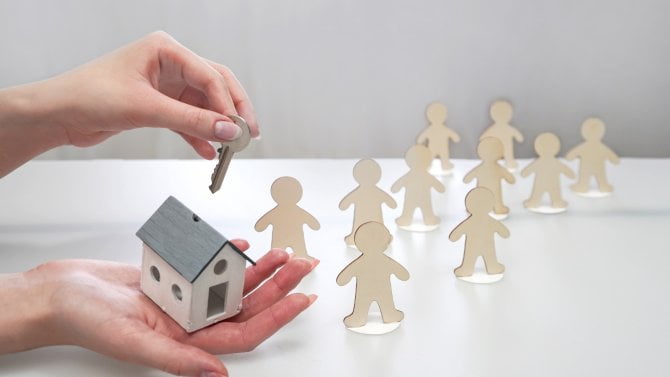 Lidé v bytové nouzi měli konečně dostat šanci na lepší bydlení. Krátce po startu nových pravidel už se ale řeší změna