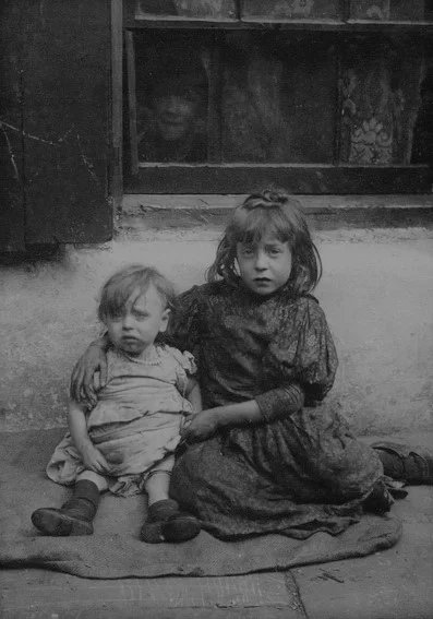 Dvě sestry ve slumu ve Spitalfields, Londýn, zhruba v roce 1903