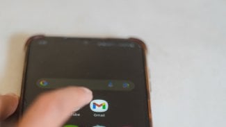 Žena se v noci dotýká obrazovky, aby otevřela aplikaci Google Gmail. Gmail od společnosti Google je nejoblíbenější e-mailový klient. Bezplatná e-mailová služba poskytovaná společností Google.