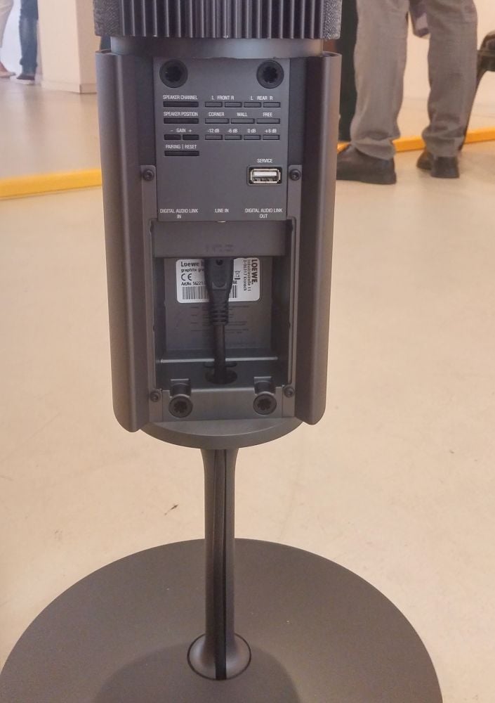 Jak vidíte, do reprosoustav vede pouze napájecí kabel. A klasicky skrytě...