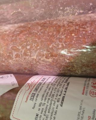 TESCO TURISTICKÝ SALÁM. Kategorie: Nebezpečné potraviny. Nevyhovující parametr: změny způsobené mikrobiální činností, plísně okem viditelné, vůně. Potravina měla oslizlý povrch s viditelnou plísní bílé a zelené barvy a zapáchala po kažení. Potravina se nepovažuje za bezpečnou, pokud jeví známky kažení. Potravina byla v době kontroly celá, nerozkrájená, v otevřeném originálním obalu, umístěná ve skladovém chladicím zařízení u obslužného pultu. Potravina neměla prošlé datum použitelnosti a při kontrole nebyly zjištěny nevyhovující teplotní podmínky skladování. Výrobce: PEJSKAR & SPOL., Praha 1. Distributor: DC společnosti Tesco Stores ČR a.s. Místo kontroly: Tesco Stores ČR a.s., Liberec