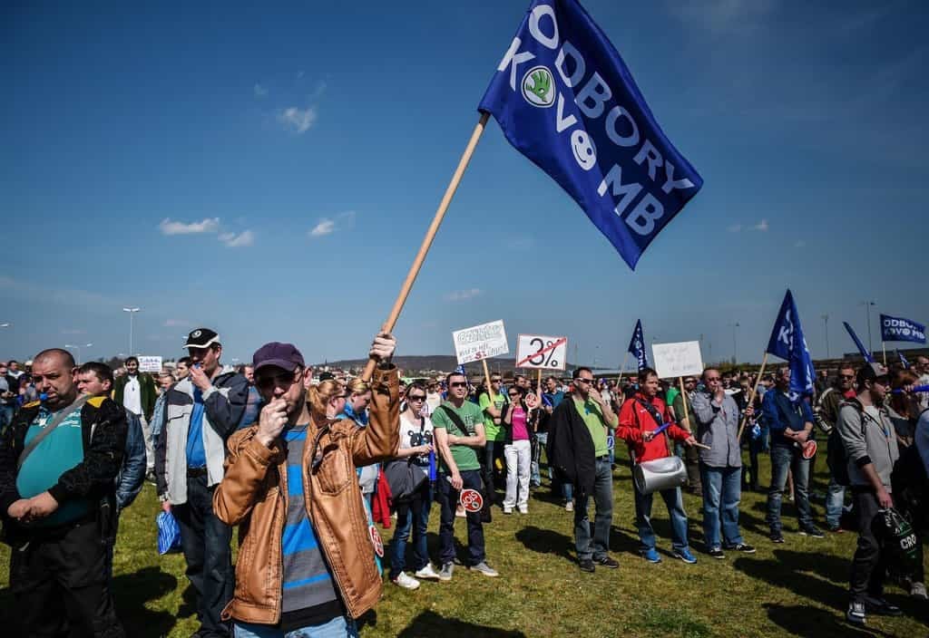 2017-10-odborc3a1c599i-c5a1koda-auto-protestovali-za-vyc5a1c5a1c