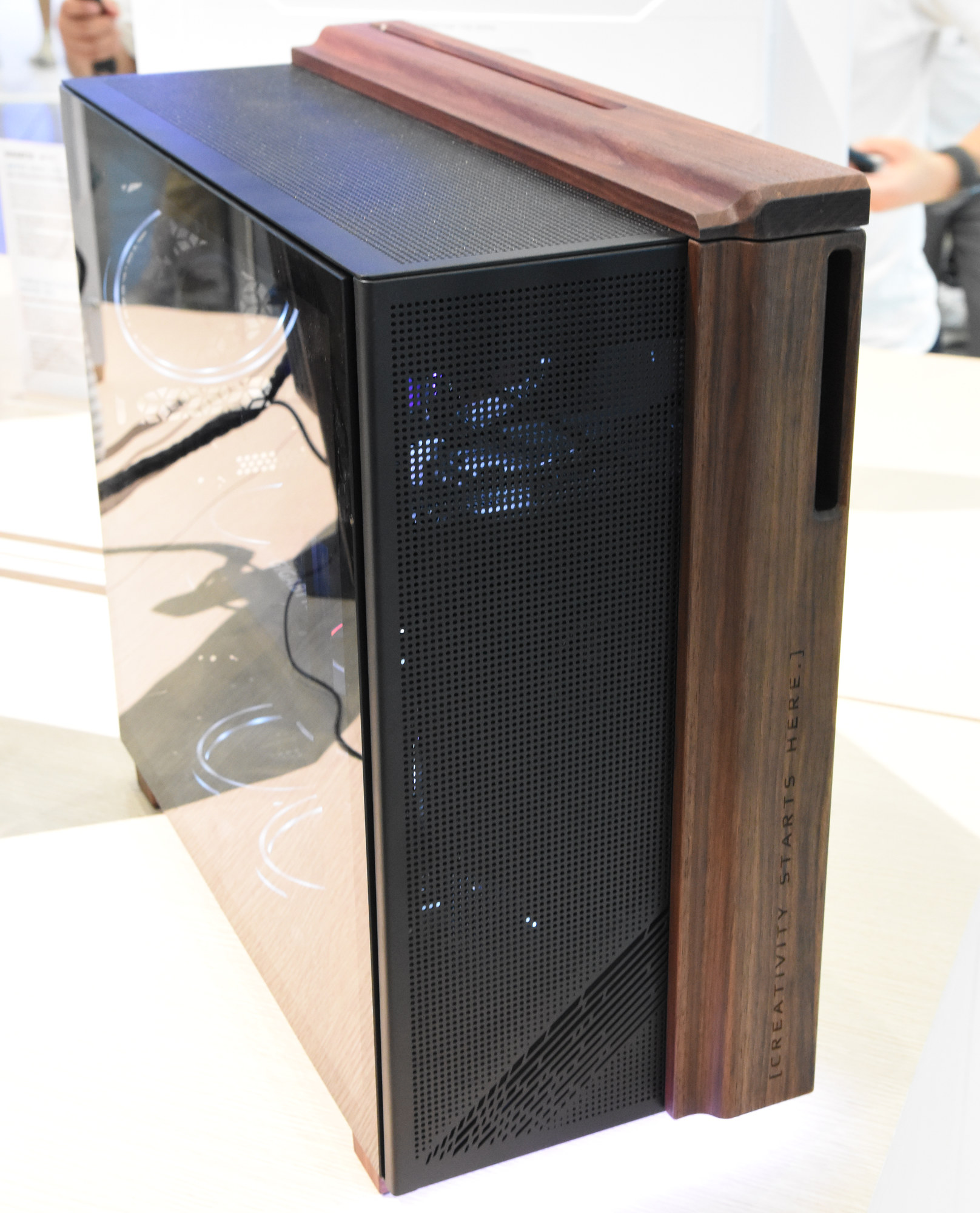 Počítače s dřevěnými motivy vystavované Gigabyte na Computexu 2026