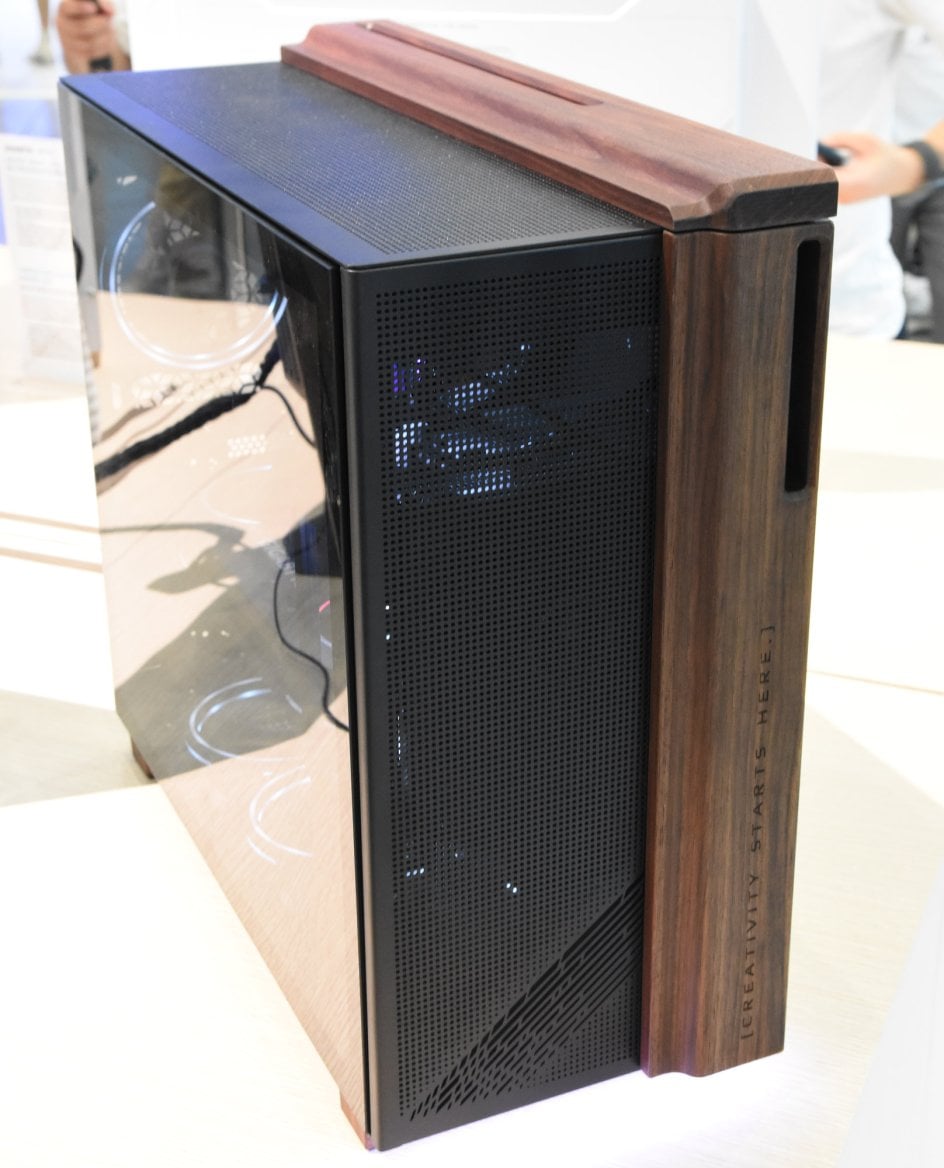 Počítače s dřevěnými motivy vystavované Gigabyte na Computexu 2026