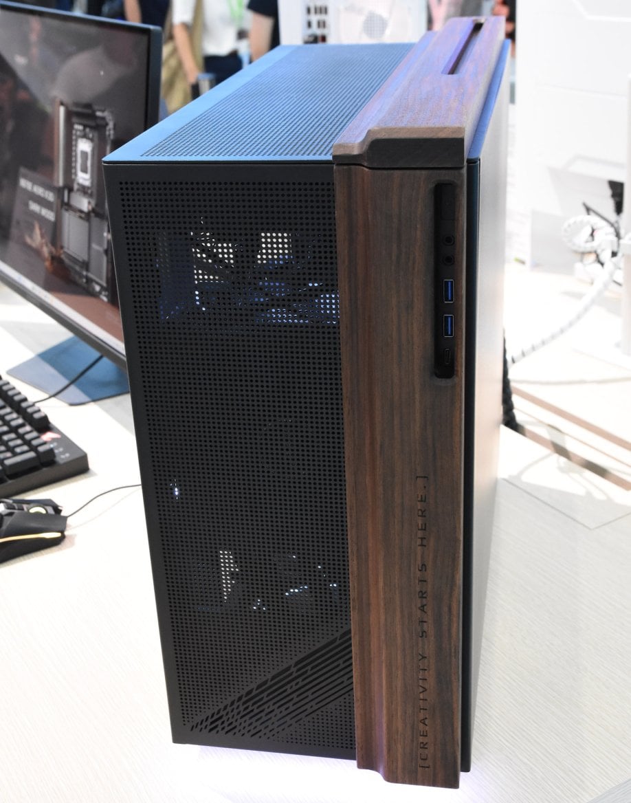 Počítače s dřevěnými motivy vystavované Gigabyte na Computexu 2026