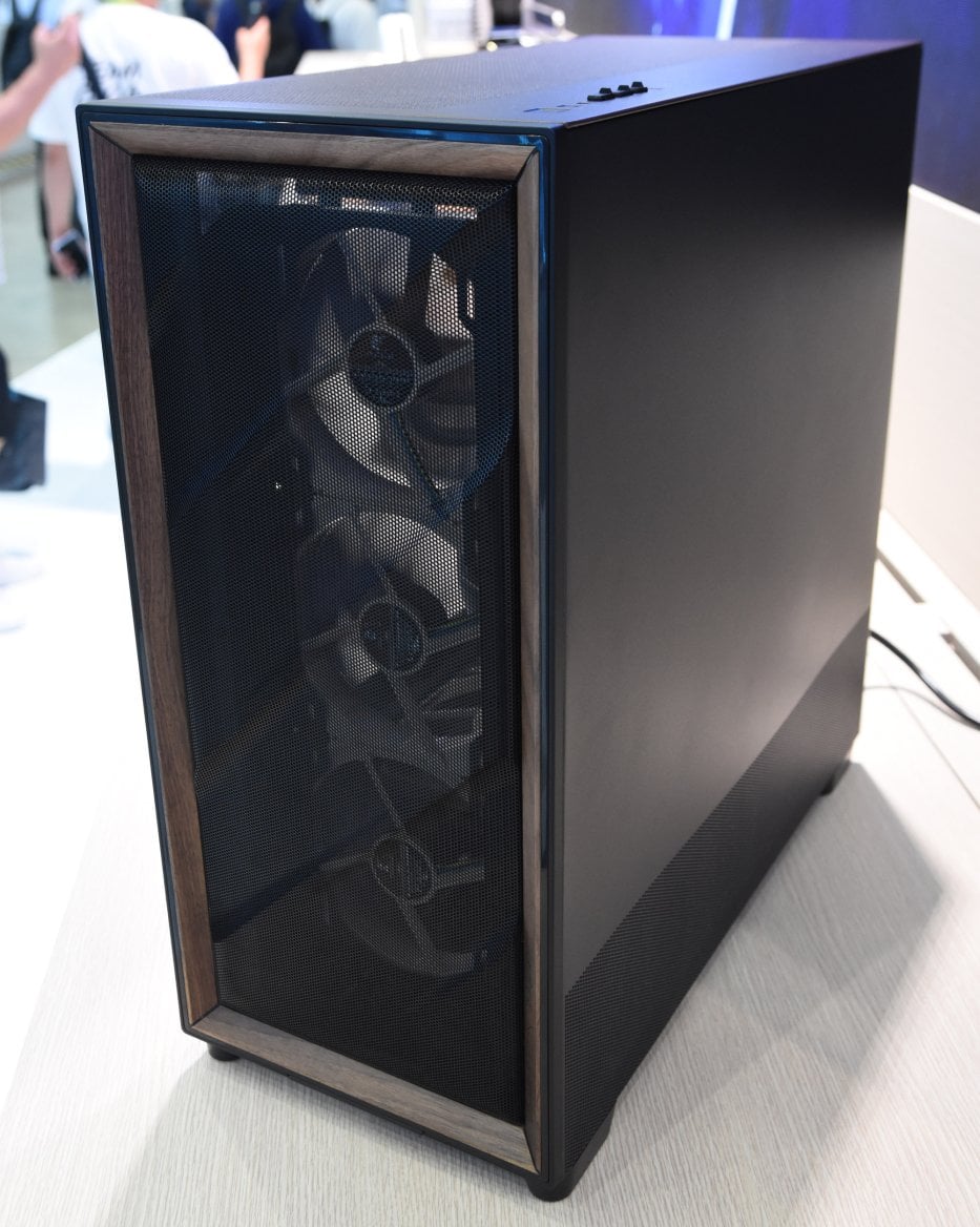 Počítače s dřevěnými motivy vystavované Gigabyte na Computexu 2026
