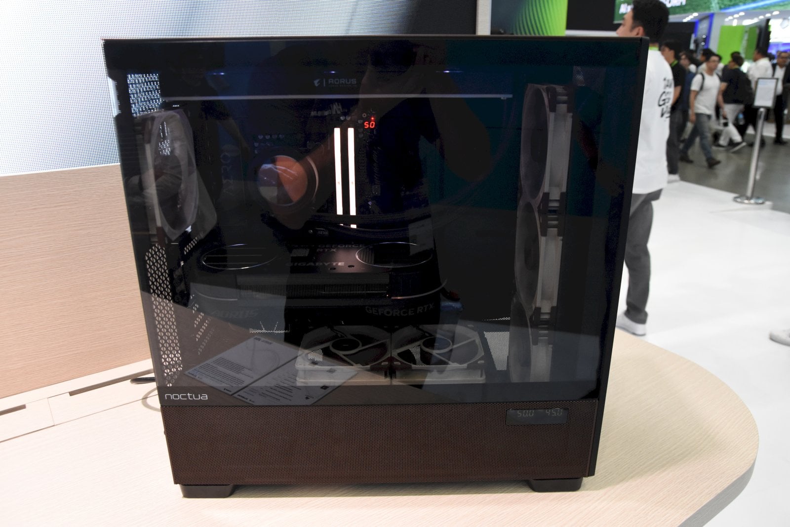 Počítače s dřevěnými motivy vystavované Gigabyte na Computexu 2026
