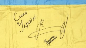 Vlajka Ukrajiny s podpisem Volodymyra Zelenského