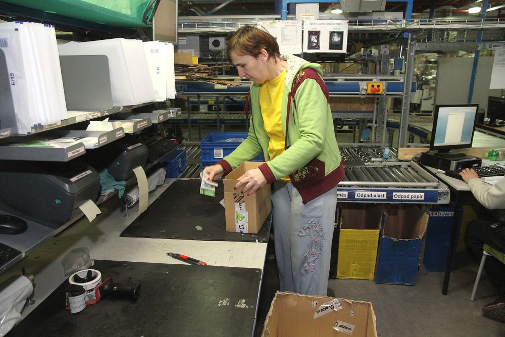 Objednávky, které putují k zákazníkovi poštou, se zabalí do kartonové krabice či bublinkové obálky.