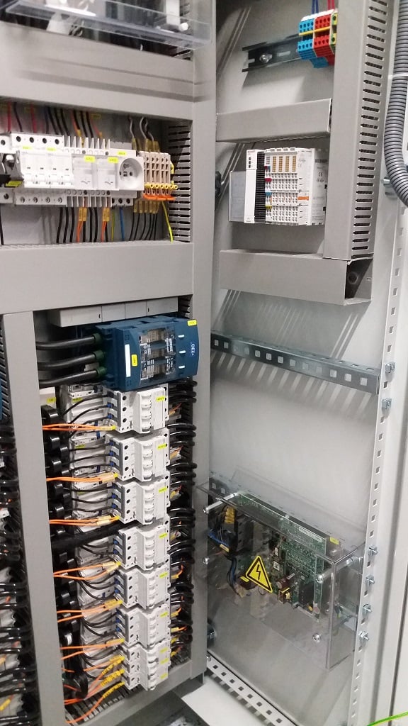 Elektrický rozvaděč uvnitř