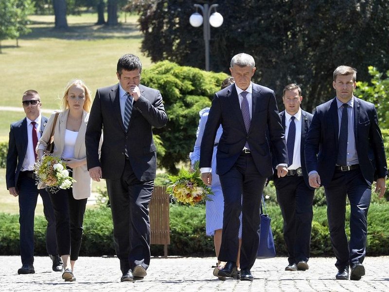  Jan Hamáček a Andrej Babiš odcházejí ze schůzky s prezidentem Milošem Zemanem v Lánech