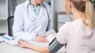 Kolísavý krevní tlak bývá výsledkem stresu i nemoci. Může dokonce zvýšit riziko rozvoje demence