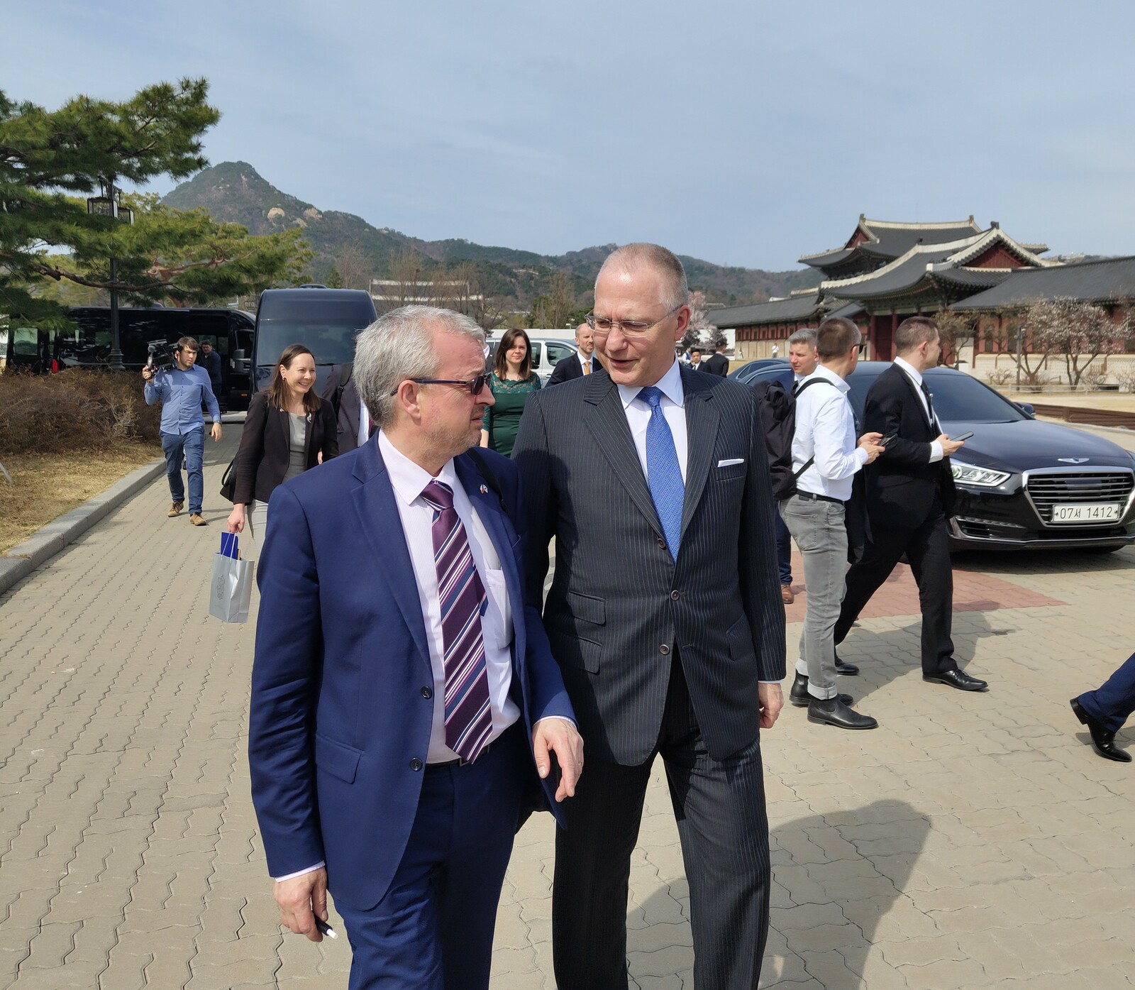 Šéf BIS Michal Koudelka (vpravo) během návštěvy Jižní Koreji