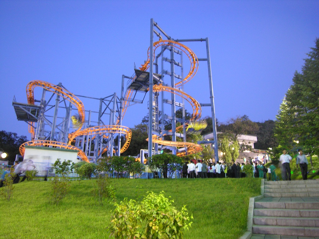 Zábavní park, úroveň atrakcí nebyla špatná, lepší než na pražské Matějské.