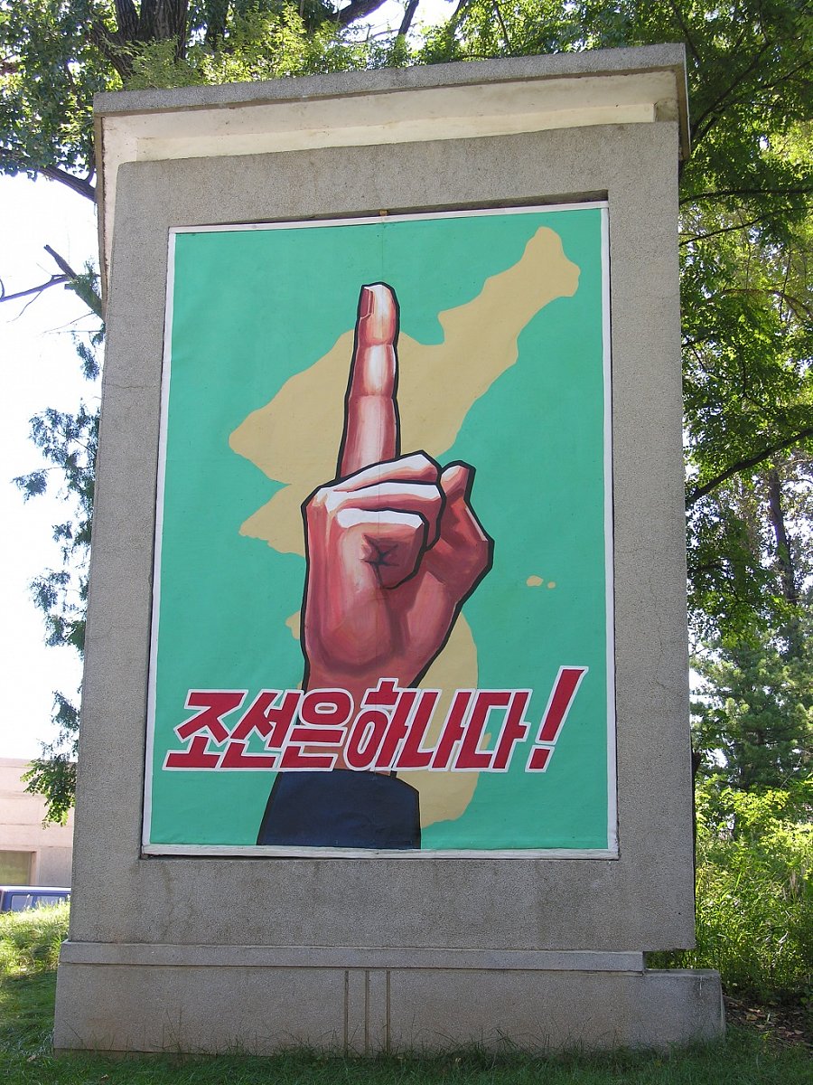 Výhružný plakát na začátku demilitarizované zóny mezi Severní a Jižní Koreou.