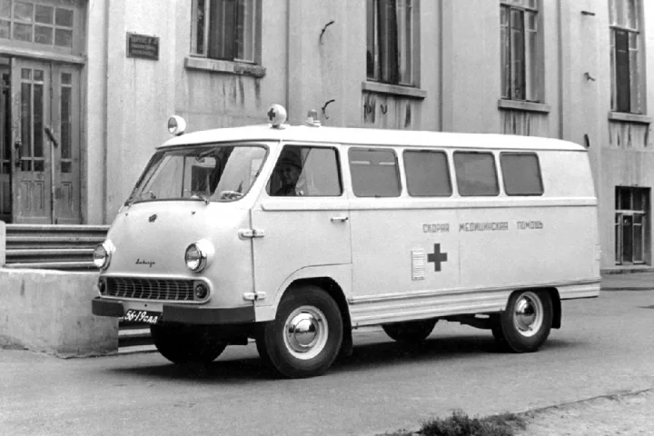 Ambulance RAF 977 mohla mít karosérii opatřenou řadou bočních oken nebo téměř celou zaplechovanou