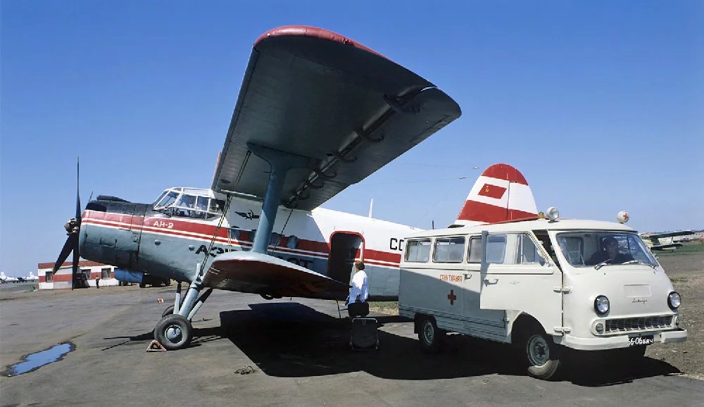 Zatímco legendární dvouplošník AN-2 dodnes léta a v mnoha exemplářích je k vidění i u nás, RAF 977 z našich silnic zcela vymizel…