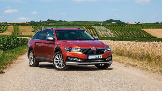 Škoda Superb Scout je atraktivní a pohodlná, motor 2.0 TDI Evo zase velmi úsporný (první jízdní dojmy)