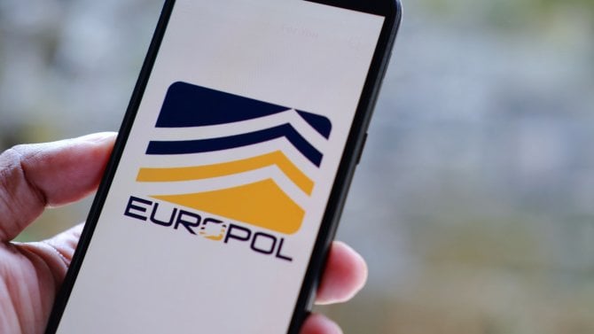 Agentura Evropské unie pro spolupráci v oblasti prosazování práva, známá jako EUROPOL, je orgánem Evropské unie pro prosazování práva a slouží jako ústřední centrum pro koordinaci