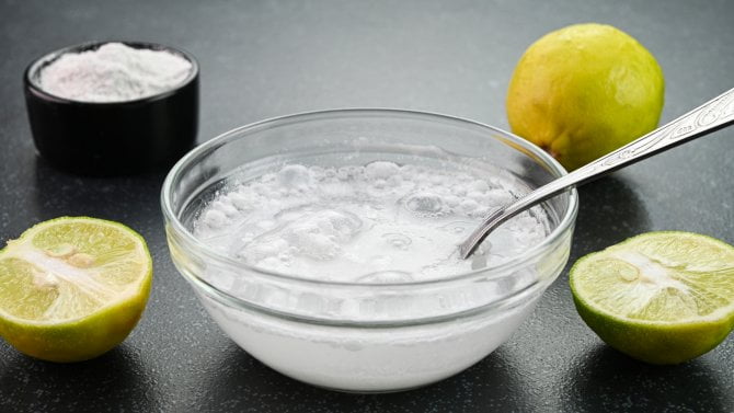 Jedlá soda rozpuštěná ve vodě s citronem