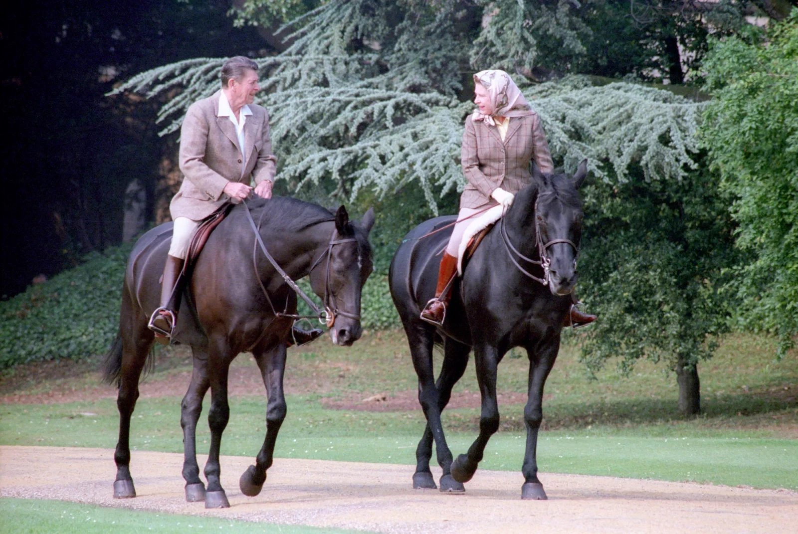 Královna Alžběta II. a prezident USA Ronald Reagan na koních u zámku Windsor, červen 1982