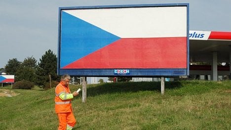 Náhledový obrázek - Zákaz billboardů u dálnic a silnic první třídy dál platí, rozhodl Ústavní soud