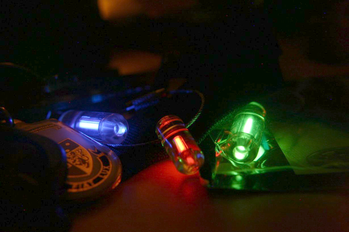 Tritiový přívěšek na klíče je děsně cool a navíc je opravdu radioaktivní. Používá technologii GTLS (Gaseous Tritium Light Source), kdy je uvnitř trubice pokryté luminiscenční látkou umístěn radioaktivní isotop vodíku. Svítí to deset let.