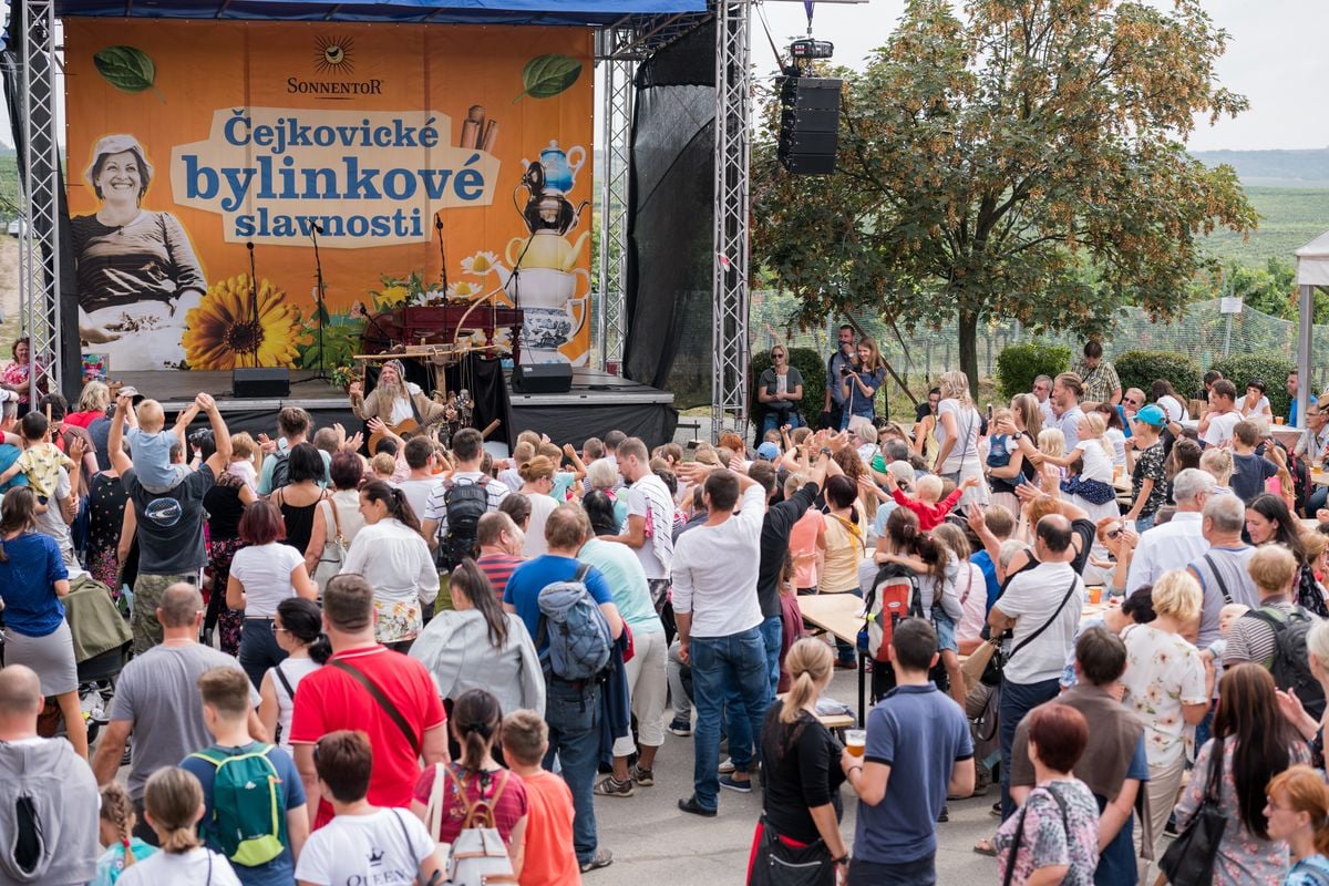 Sonnentor: příprava smoothie s bylinkami a kořením