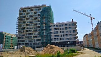 V Praze je nedostatek rodinných bytů. Převládají malé jednotky pro páry, jednotlivce a investory