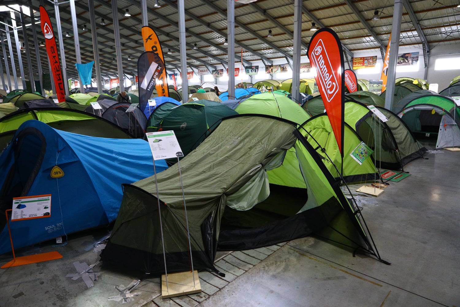 K létu patří kempování. Jaká je nabídka turistického vybavení?
