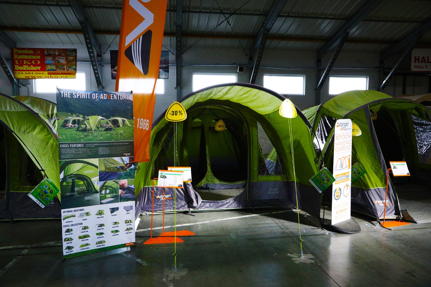 K létu patří kempování. Jaká je nabídka turistického vybavení?