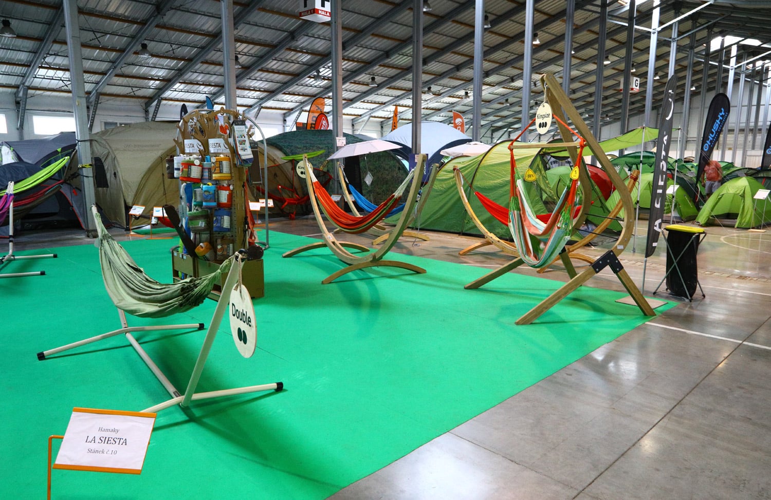 K létu patří kempování. Jaká je nabídka turistického vybavení?