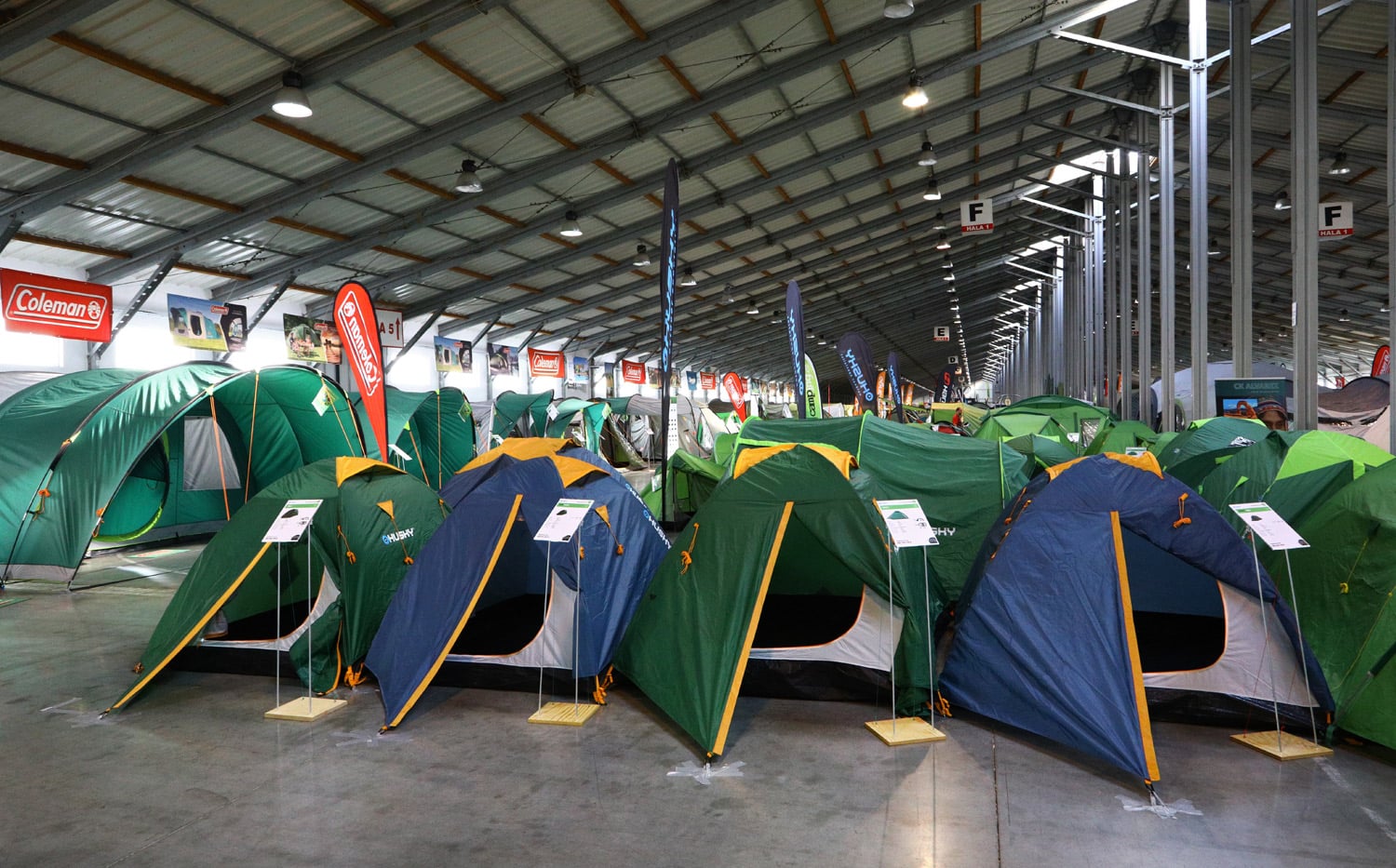 K létu patří kempování. Jaká je nabídka turistického vybavení?