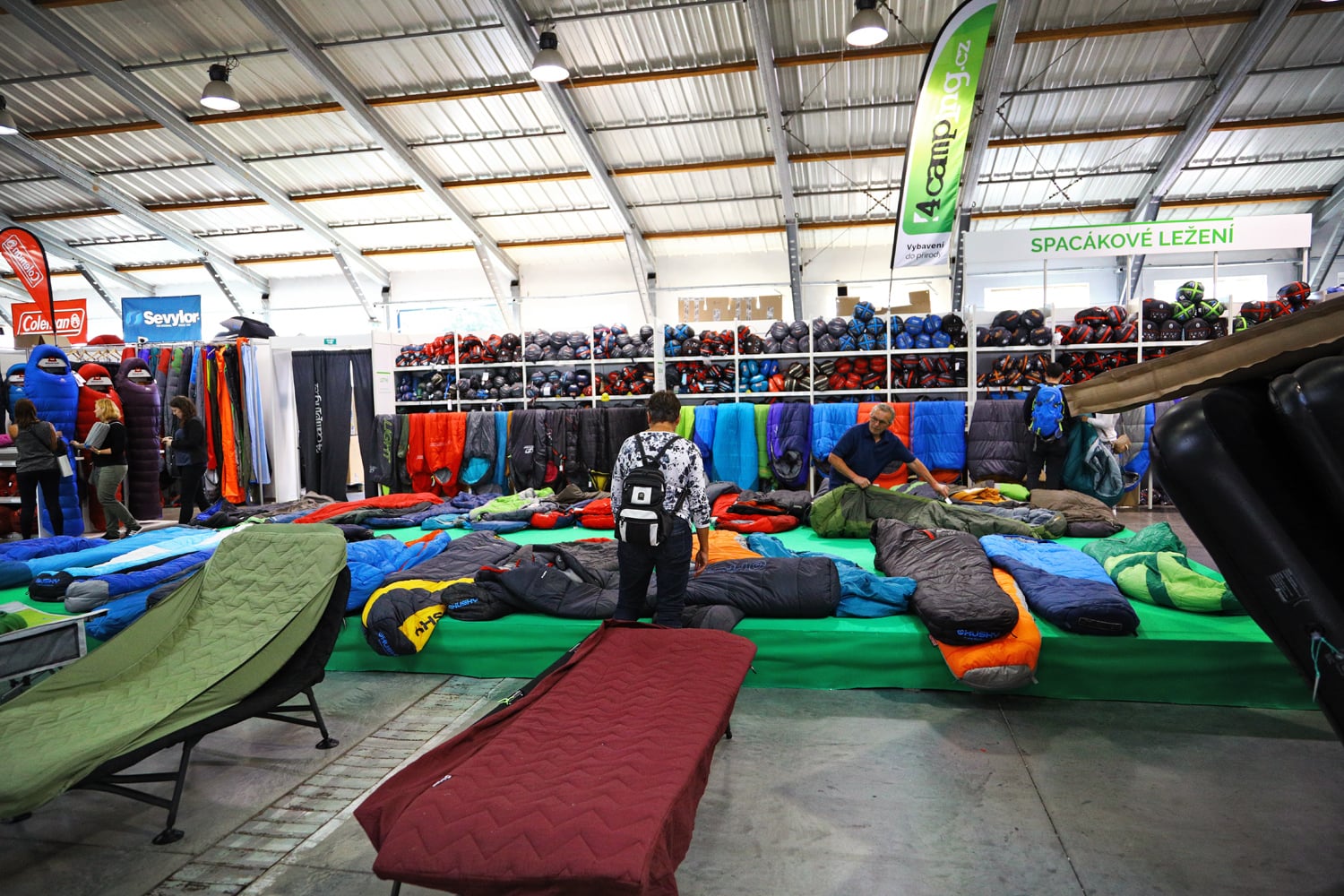 Na Výstavě stanů lze testovat více než 325 modelů vystavených karimatek.