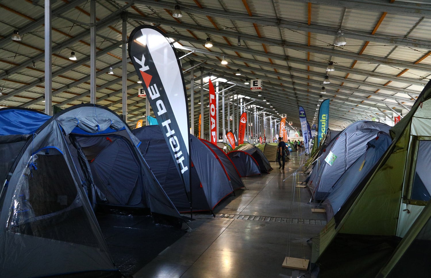 Na Výstavě stanů můžete vybírat z 320 modelů postavených stanů všech velikostí.