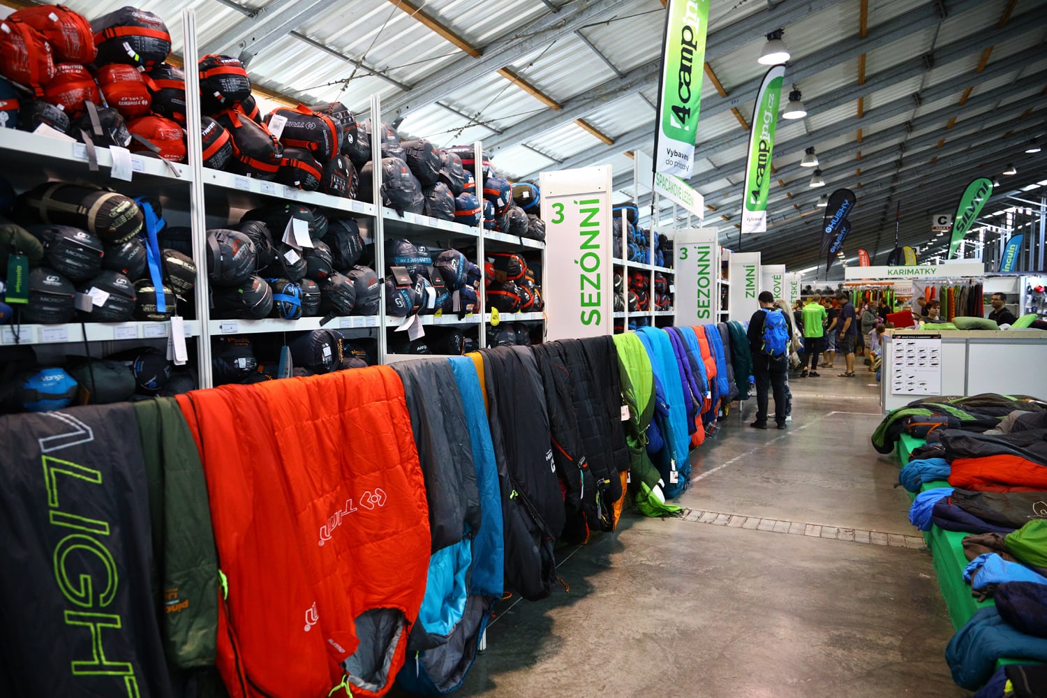 Na výběr je od lehkých letních, přes komfortní dekové až po péřové zimní spacáky.