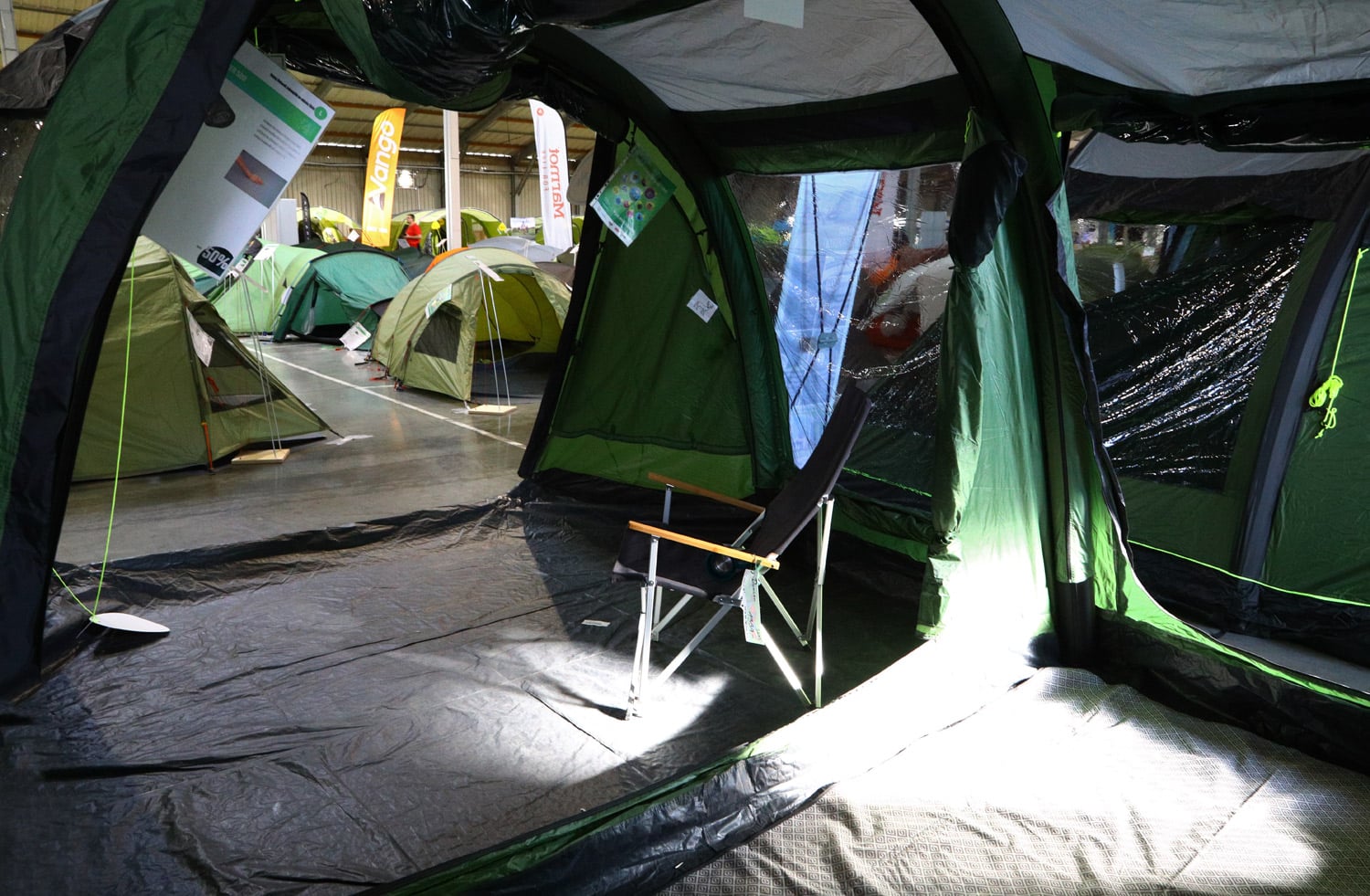 Projděte si jednotlivými stany.