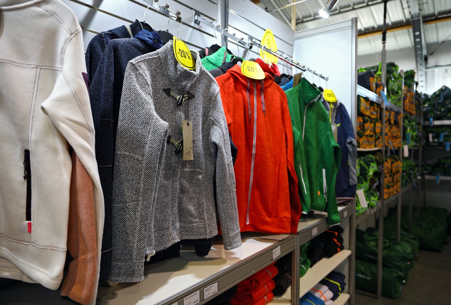 Bundy, mikiny, trička, kraťasy, šaty a další sportovní oblečení z funkčních materiálů od 56 značek outdoového oblečení.