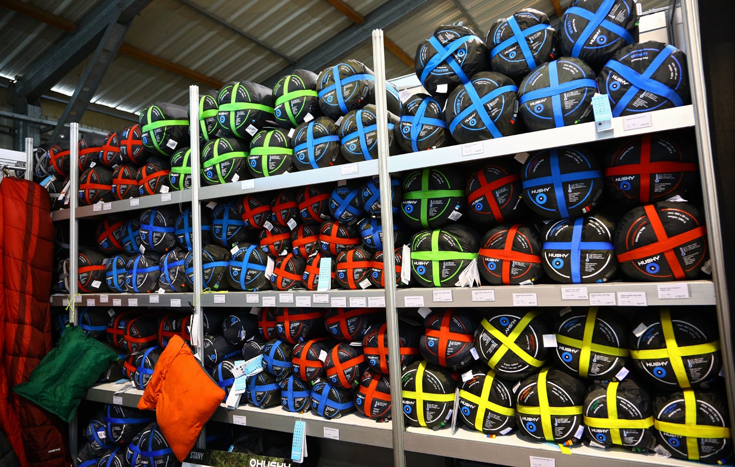 Na Výstavě stanů můžete vybírat a testovat 631 modelů vystavených spacáků od 25 outdoorových značek.