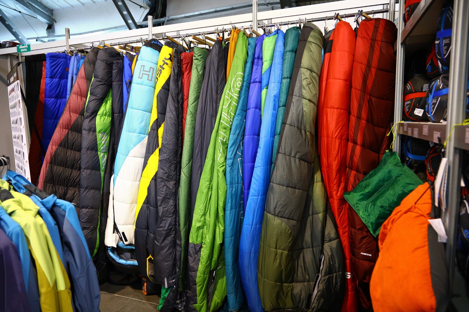 Na Výstavě stanů můžete vybírat a testovat 631 modelů vystavených spacáků od 25 outdoorových značek.