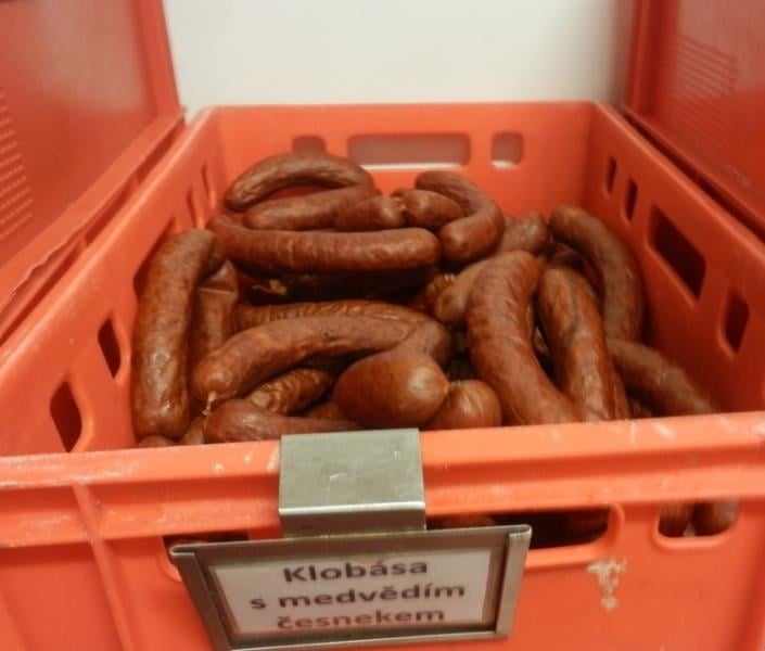 Výrobna Řeznictví U Švandů, Hlinsko: Klobása s medvědím česnekem - ve výrobku byla zjištěna přítomnost patogenní bakterie Listeria monocytogenes. Tato bakterie způsobuje onemocnění zvané listerióza.